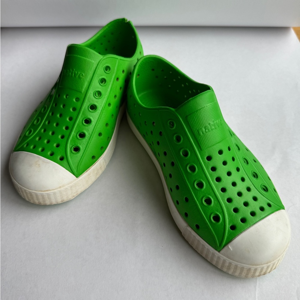Native Jefferson Kids Shoes green/white size C11 VGUC